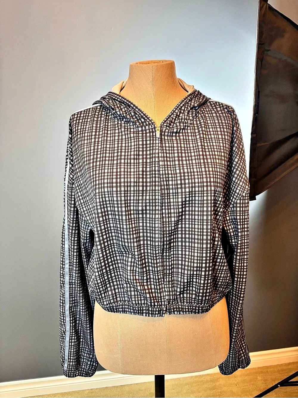 Mondetta Checkered Hooded Cropped Jacket Size Large NWT in slate blue